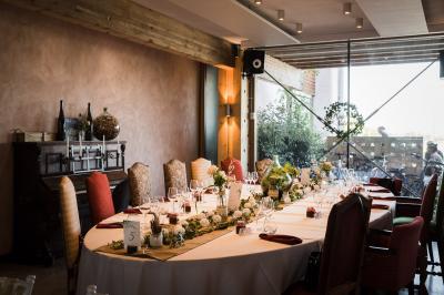 Village entouré de vignes et de collines verdoyantes sous un ciel partiellement nuageux.
