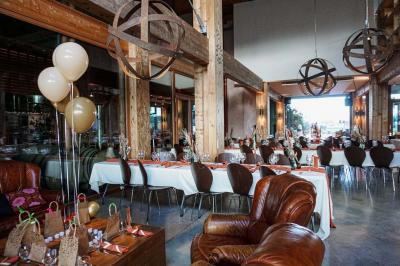 Village entouré de vignes et de collines verdoyantes sous un ciel partiellement nuageux.