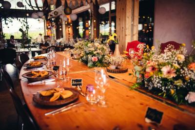 Village entouré de vignes et de collines verdoyantes sous un ciel partiellement nuageux.