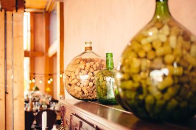 Village entouré de vignes et de collines verdoyantes sous un ciel partiellement nuageux.