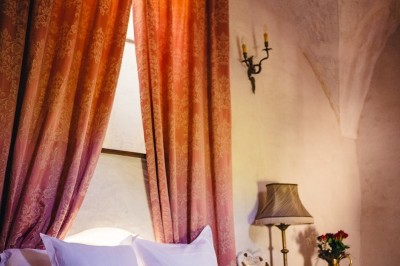 Plaque en pierre gravée avec des inscriptions dorées et un motif de croix ailée au-dessus du texte.