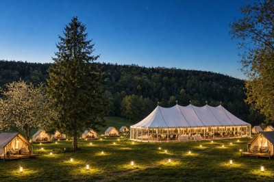 Plaque en pierre gravée avec des inscriptions dorées et un motif de croix ailée au-dessus du texte.