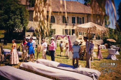 Plaque en pierre gravée avec des inscriptions dorées et un motif de croix ailée au-dessus du texte.