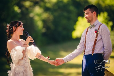 Plaque en pierre gravée avec des inscriptions dorées et un motif de croix ailée au-dessus du texte.