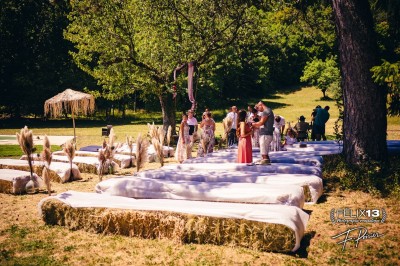 Plaque en pierre gravée avec des inscriptions dorées et un motif de croix ailée au-dessus du texte.