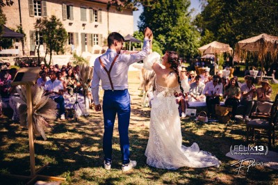 Plaque en pierre gravée avec des inscriptions dorées et un motif de croix ailée au-dessus du texte.