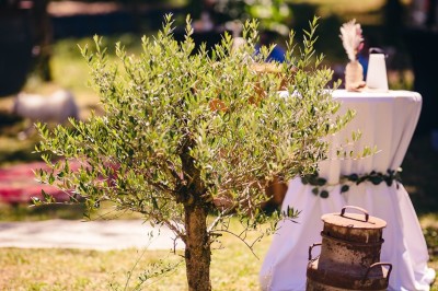Plaque en pierre gravée avec des inscriptions dorées et un motif de croix ailée au-dessus du texte.