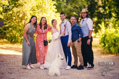 Plaque en pierre gravée avec des inscriptions dorées et un motif de croix ailée au-dessus du texte.
