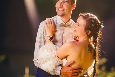Plaque en pierre gravée avec des inscriptions dorées et un motif de croix ailée au-dessus du texte.
