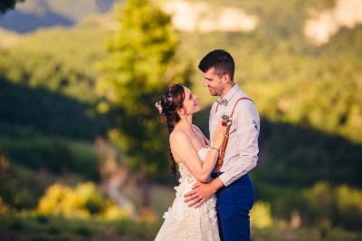 Plaque en pierre gravée avec des inscriptions dorées et un motif de croix ailée au-dessus du texte.