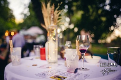 Plaque en pierre gravée avec des inscriptions dorées et un motif de croix ailée au-dessus du texte.