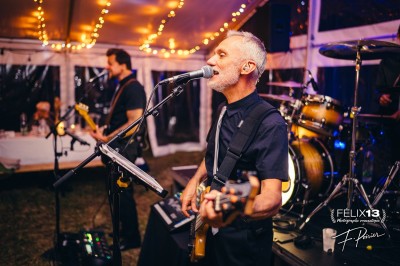 Plaque en pierre gravée avec des inscriptions dorées et un motif de croix ailée au-dessus du texte.