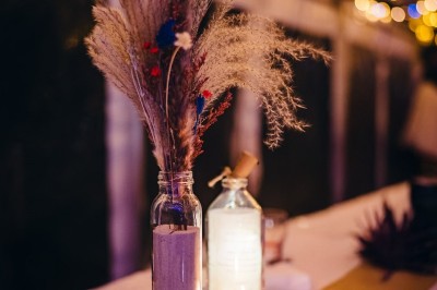 Plaque en pierre gravée avec des inscriptions dorées et un motif de croix ailée au-dessus du texte.