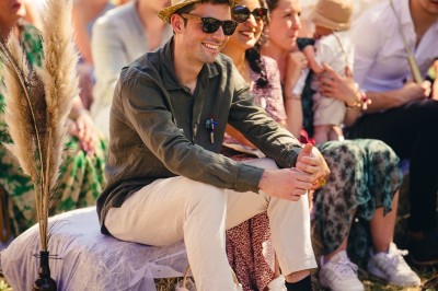 Plaque en pierre gravée avec des inscriptions dorées et un motif de croix ailée au-dessus du texte.
