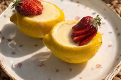 Plaque en pierre gravée avec des inscriptions dorées et un motif de croix ailée au-dessus du texte.