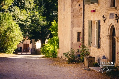 Plaque en pierre gravée avec des inscriptions dorées et un motif de croix ailée au-dessus du texte.