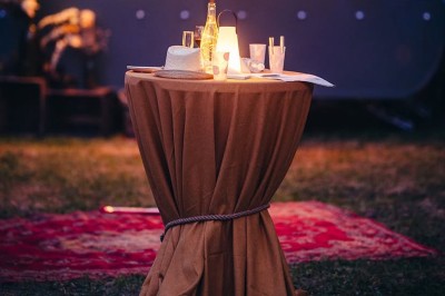 Plaque en pierre gravée avec des inscriptions dorées et un motif de croix ailée au-dessus du texte.