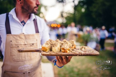 Plaque en pierre gravée avec des inscriptions dorées et un motif de croix ailée au-dessus du texte.