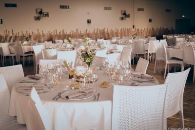 Lit double avec couvre-lit clair dans une chambre lumineuse, équipée d'une lampe sur pied et d'un lit superposé.