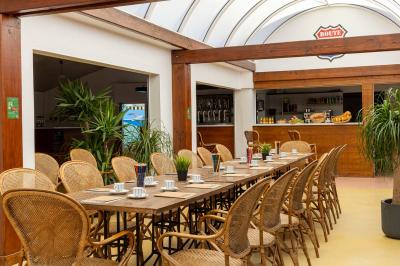 Salle de bain lumineuse avec douche vitrée, lavabo blanc, miroir, et accessoires de toilette.