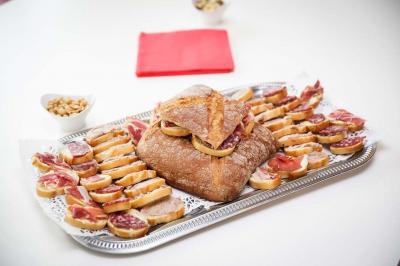 Buffet avec des amuse-bouches variés présentés sur des plateaux en bois et des verrines en arrière-plan.