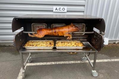 Buffet avec des amuse-bouches variés présentés sur des plateaux en bois et des verrines en arrière-plan.