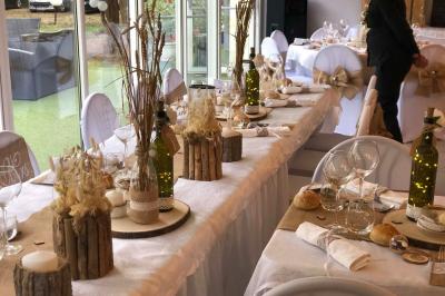 Buffet avec des amuse-bouches variés présentés sur des plateaux en bois et des verrines en arrière-plan.