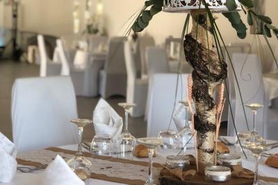 Buffet avec des amuse-bouches variés présentés sur des plateaux en bois et des verrines en arrière-plan.