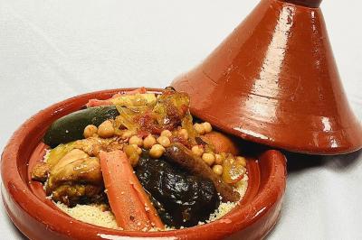 Buffet avec des amuse-bouches variés présentés sur des plateaux en bois et des verrines en arrière-plan.