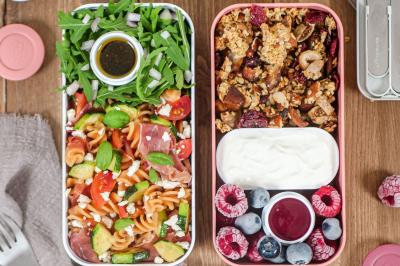 Buffet avec des amuse-bouches variés présentés sur des plateaux en bois et des verrines en arrière-plan.