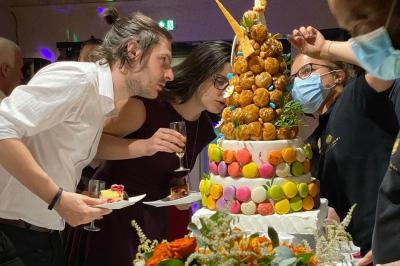 Buffet avec des amuse-bouches variés présentés sur des plateaux en bois et des verrines en arrière-plan.