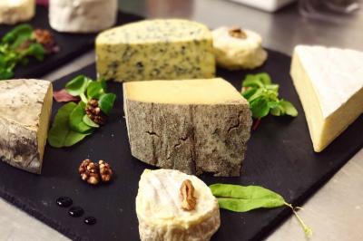 Buffet avec des amuse-bouches variés présentés sur des plateaux en bois et des verrines en arrière-plan.