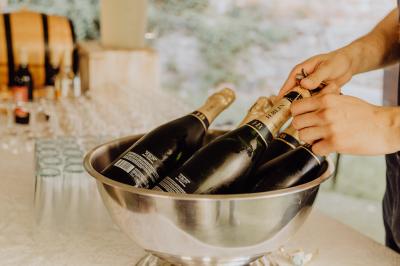 Buffet avec des amuse-bouches variés présentés sur des plateaux en bois et des verrines en arrière-plan.