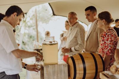 Buffet avec des amuse-bouches variés présentés sur des plateaux en bois et des verrines en arrière-plan.