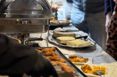 Buffet avec des amuse-bouches variés présentés sur des plateaux en bois et des verrines en arrière-plan.