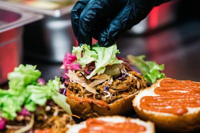 Plateau de mini-burgers au pain brioché, garnis de viande et de légumes colorés.