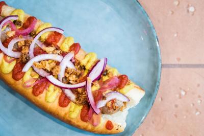 Plateau de mini-burgers au pain brioché, garnis de viande et de légumes colorés.