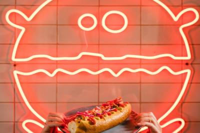 Plateau de mini-burgers au pain brioché, garnis de viande et de légumes colorés.