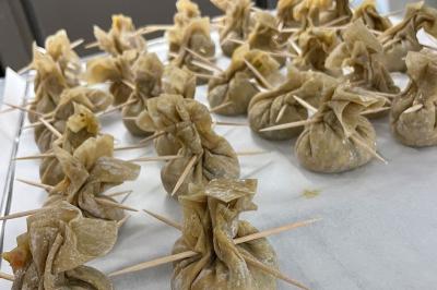 Plateau de mini-burgers au pain brioché, garnis de viande et de légumes colorés.