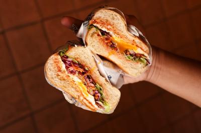 Plateau de mini-burgers au pain brioché, garnis de viande et de légumes colorés.