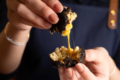 Plateau de mini-burgers au pain brioché, garnis de viande et de légumes colorés.
