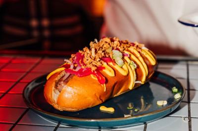 Plateau de mini-burgers au pain brioché, garnis de viande et de légumes colorés.