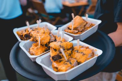 Plateau de mini-burgers au pain brioché, garnis de viande et de légumes colorés.