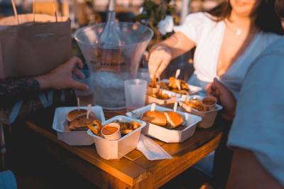 Plateau de mini-burgers au pain brioché, garnis de viande et de légumes colorés.