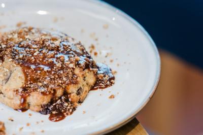 Plateau de mini-burgers au pain brioché, garnis de viande et de légumes colorés.