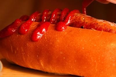 Plateau de mini-burgers au pain brioché, garnis de viande et de légumes colorés.