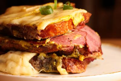 Plateau de mini-burgers au pain brioché, garnis de viande et de légumes colorés.