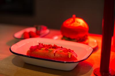 Plateau de mini-burgers au pain brioché, garnis de viande et de légumes colorés.