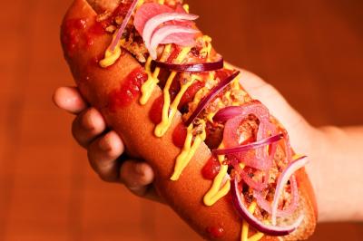Plateau de mini-burgers au pain brioché, garnis de viande et de légumes colorés.
