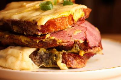 Plateau de mini-burgers au pain brioché, garnis de viande et de légumes colorés.